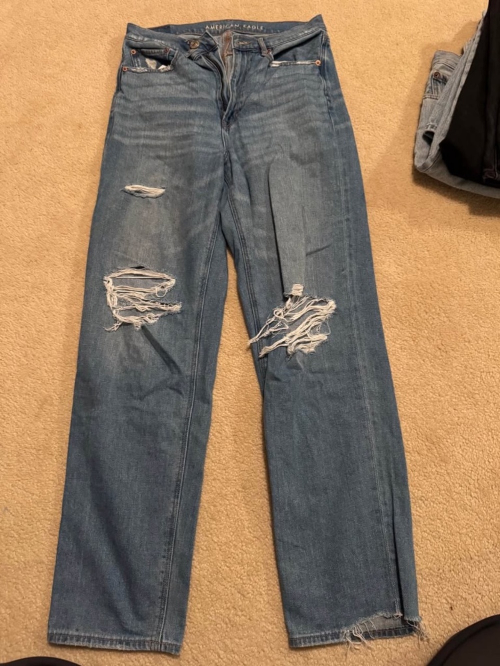 6R AE distressed jeans